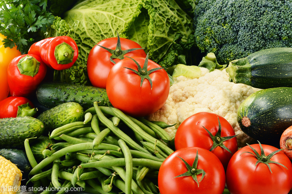 不同种类的新鲜有机蔬菜。排毒饮食